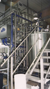 Täydellisiä prosesseja putkistoineen ja veden jäähdystyslaitteistoineen 1998.